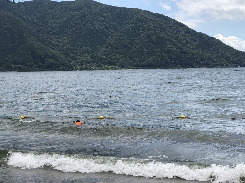 波がある琵琶湖